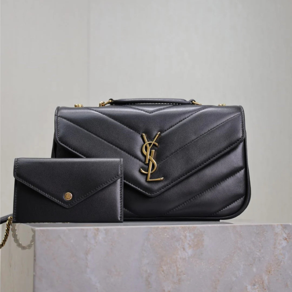 Yves Saint Laurent – Signature Set: Loulou bag & Opyum sandals