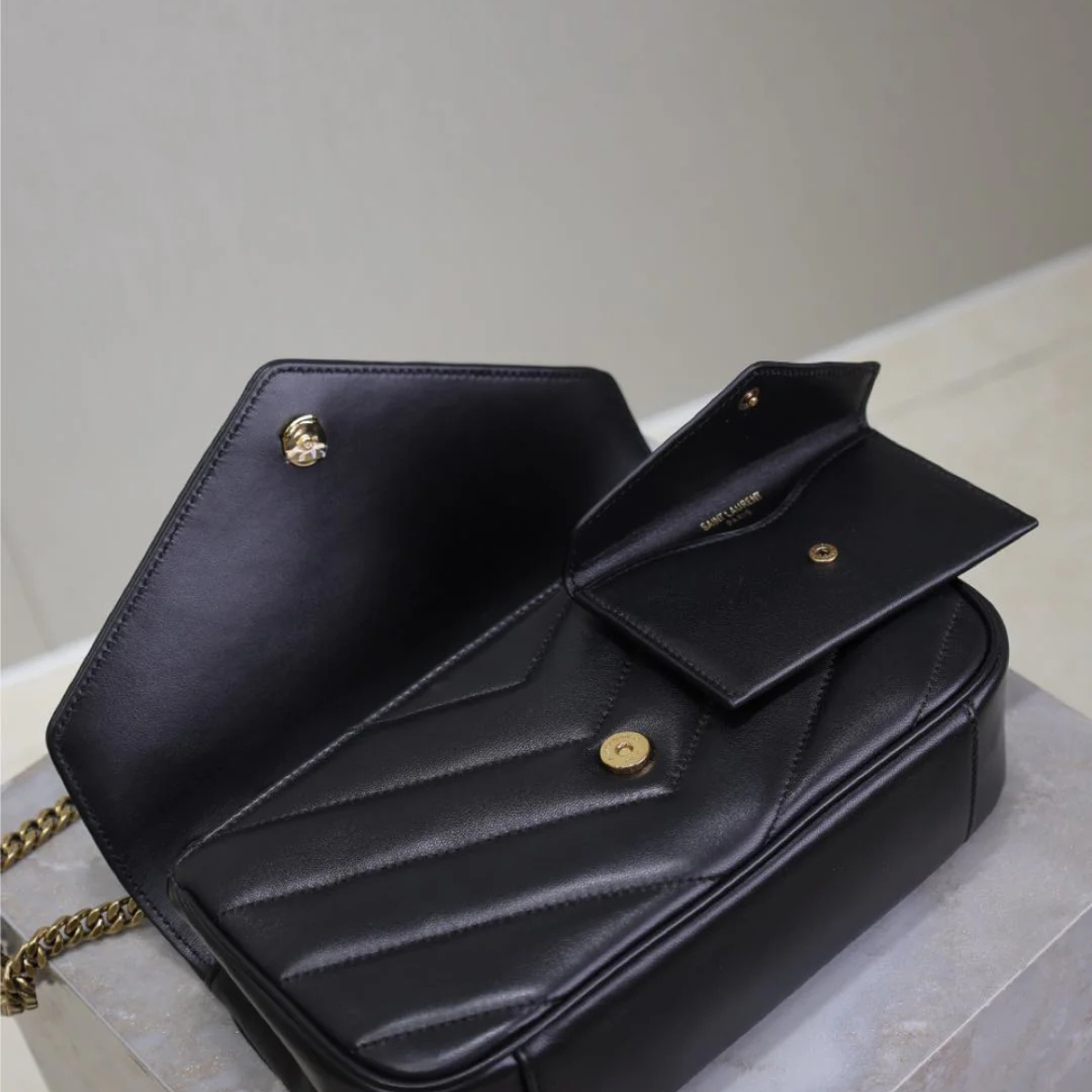 Yves Saint Laurent – Signature Set: Loulou bag & Opyum sandals