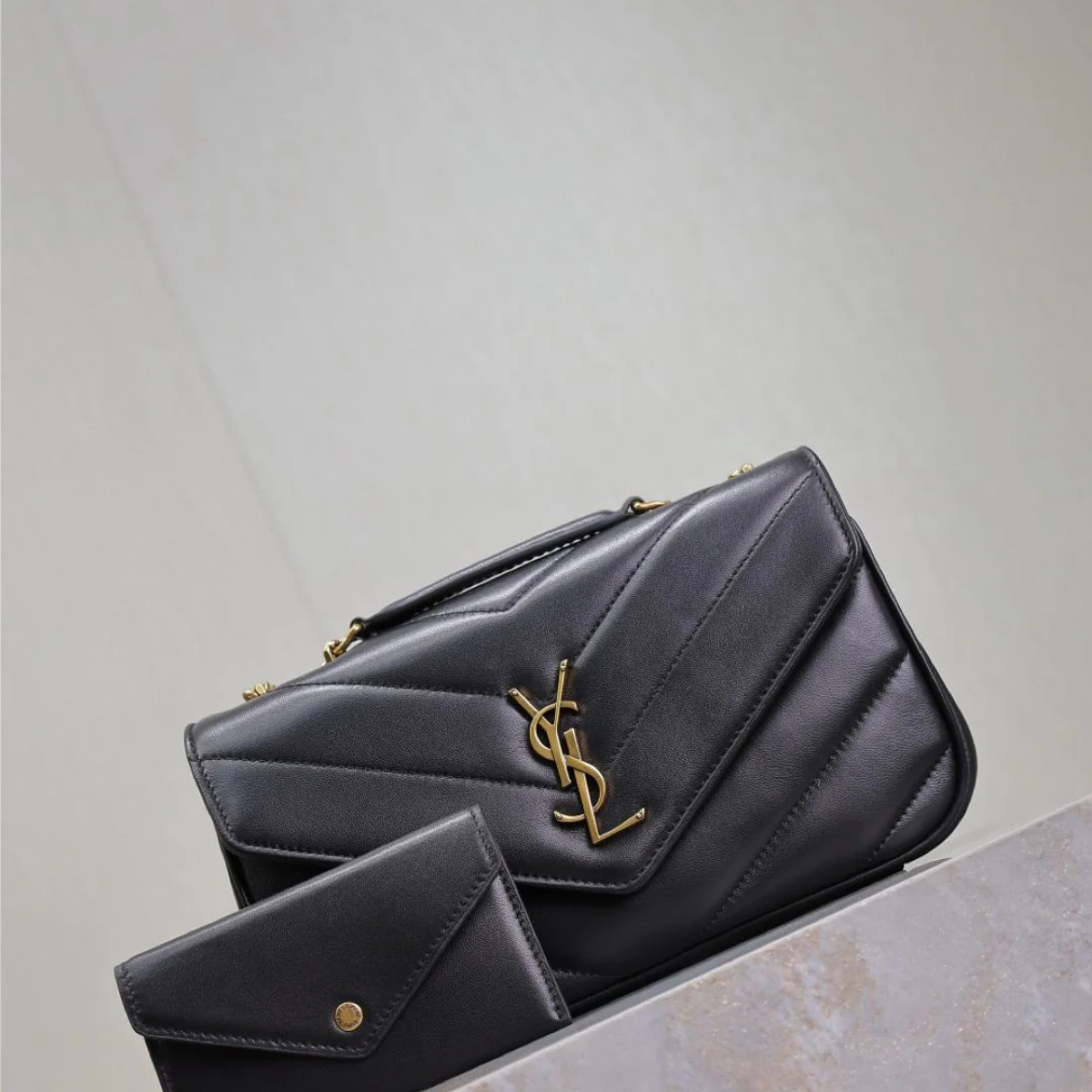 Yves Saint Laurent – Signature Set: Loulou bag & Opyum sandals