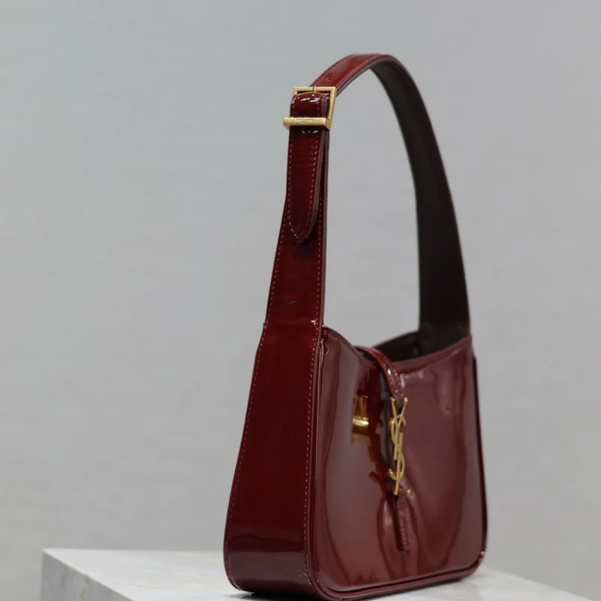 Yves Saint Laurent – Le 5 à 7 bag in patent leather