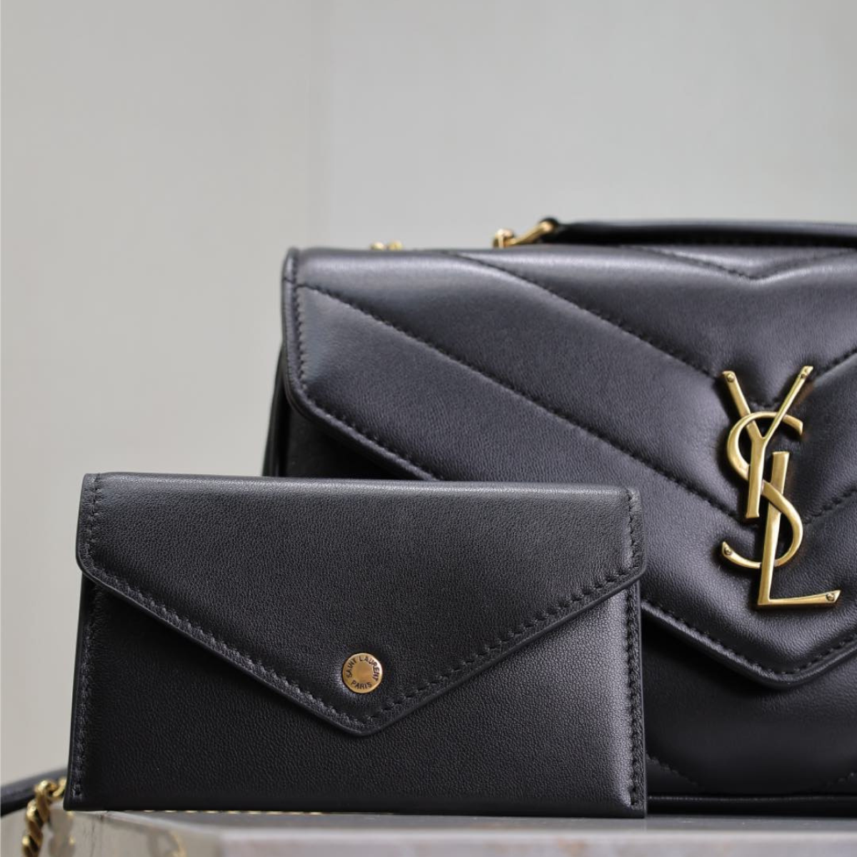 Yves Saint Laurent – Signature Set: Loulou bag & Opyum sandals