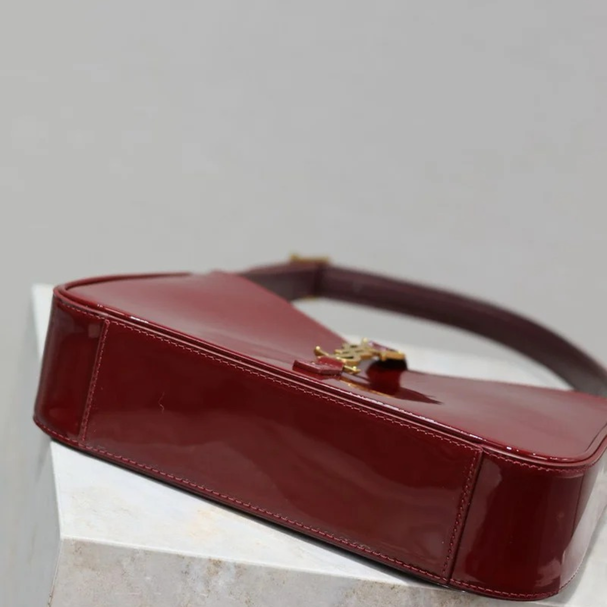 Yves Saint Laurent – Le 5 à 7 bag in patent leather