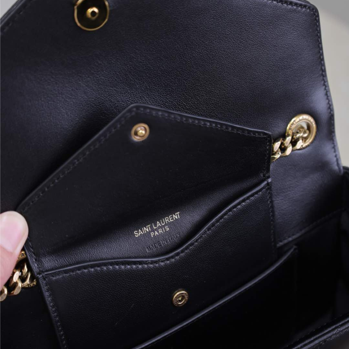 Yves Saint Laurent – Signature Set: Loulou bag & Opyum sandals