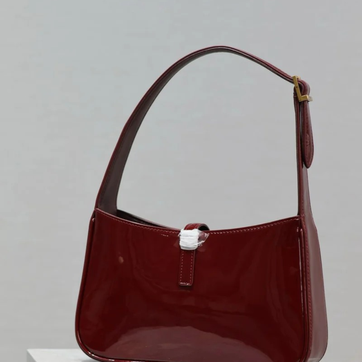 Yves Saint Laurent – Le 5 à 7 bag in patent leather