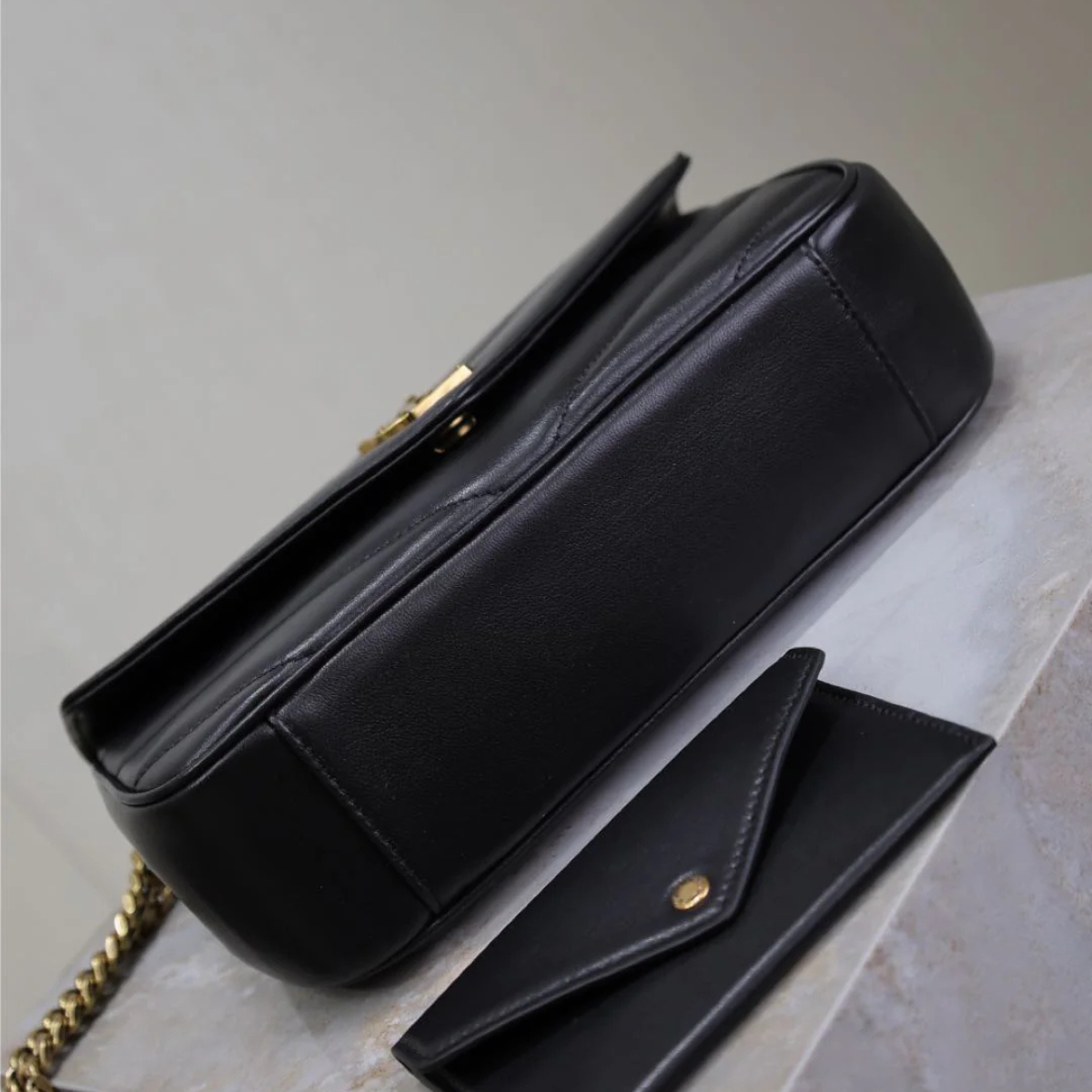 Yves Saint Laurent – Signature Set: Loulou bag & Opyum sandals