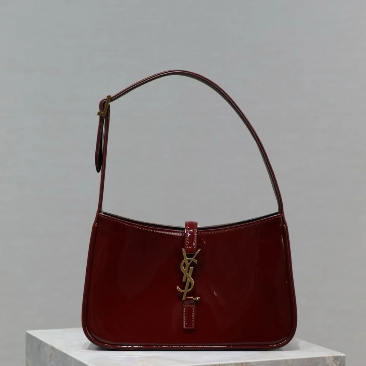 Yves Saint Laurent – Le 5 à 7 bag in patent leather