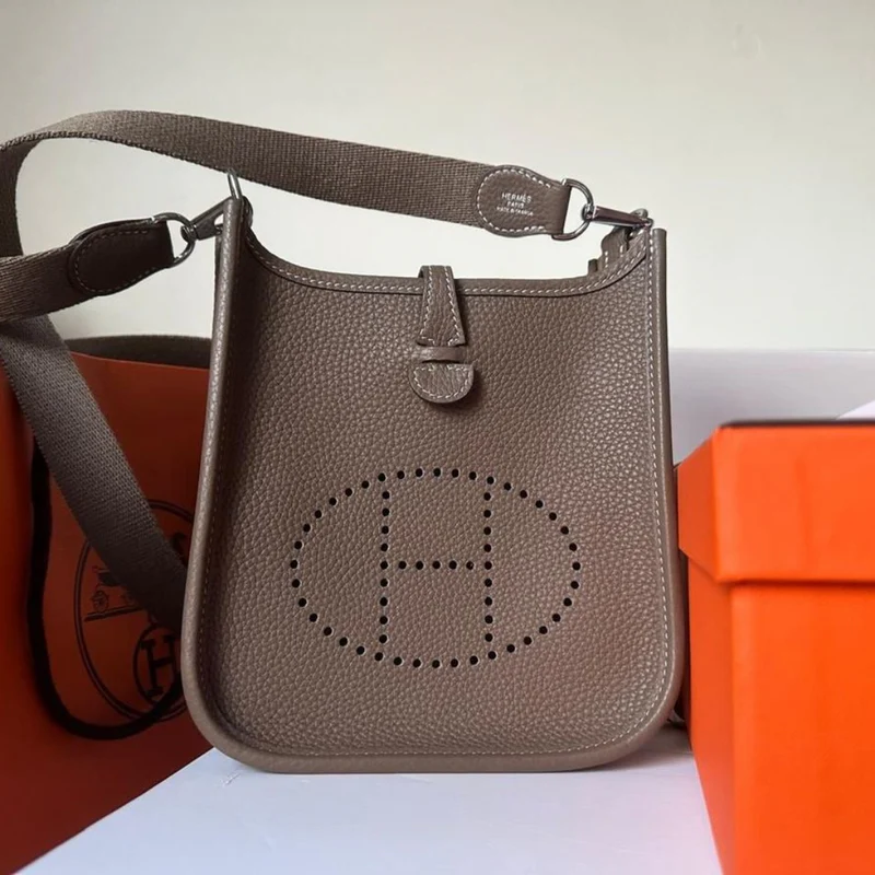 Hermès – Évelyne III 29 Bag